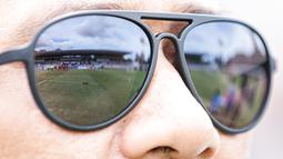 Refleksi para pemain Timnas Amputasi Indonesia saat menyanyikan lagu kebangsaan Indonesia Raya dalam laga Grup A Kualifikasi Piala Dunia Amputasi 2026 melawan Iran di Stadion Madya, Senayan, Jakarta, Kamis (13/11/2025). (Bola.com/Bagaskara Lazuardi)