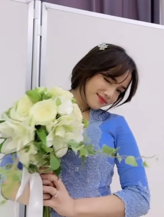 Untuk riasan wajah, Fuji tampil fresh dengan lipstik merah matter. Makeup Fuji pun dibuat senatural mungkin dengan alis mata on fleek dan eyelash extension yang lentik. [@fuji_an]