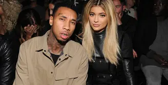 Pasangan kekasih Kylie Jenner dan Tyga menjadi salah satu pihak yang cemas dengan kejadian perampokan yang menimpa Kim Kardashian, namun keduanya tetap ingin tampil mewah. (AFP/Bintang.com)