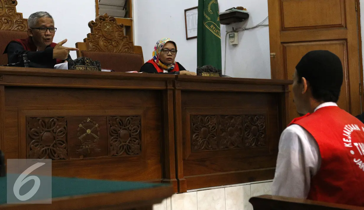M Prio Santoso pelaku pembunuhan Deudeuh Alfi Sahrin alias Tata Chubby mendengarkan hakim saat sidang dengan agenda pembacaan tuntutan di Pengadilan Negeri Jakarta Selatan, Senin (2/11/2015). (Liputan6.com/Yoppy Renato)