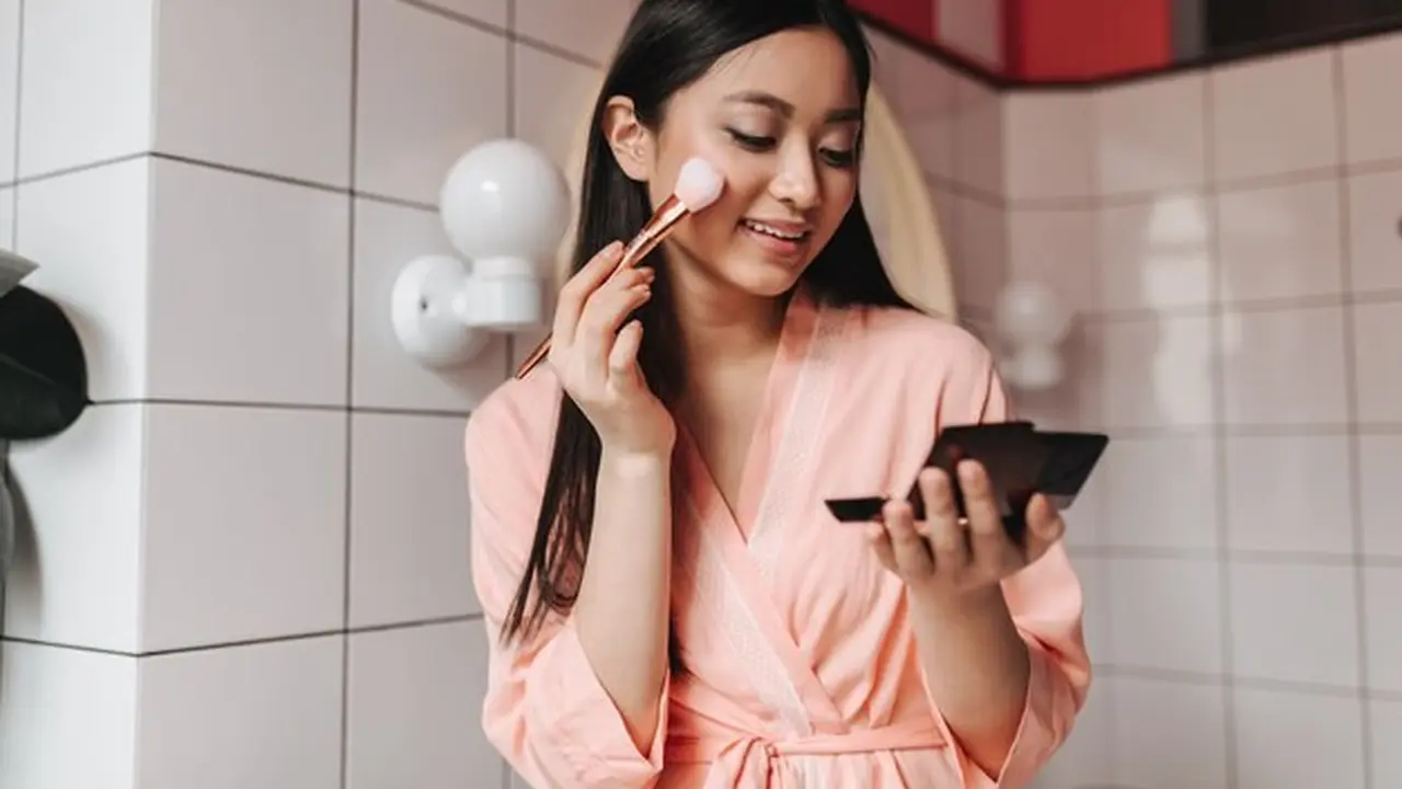 Seorang perempuan menggunakan kosmetik (Foto Dok: Freepik/lookstudio)