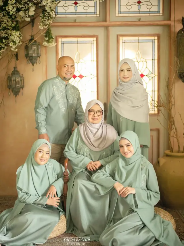 6 Pemotretan Keluarga Syifa Hadju, Kompak Pakai Baju Muslim Warna Senada