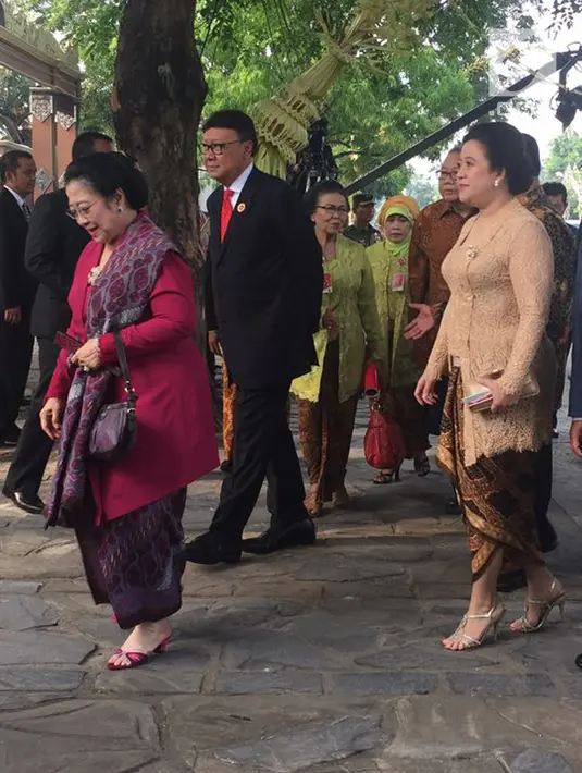 Presiden ke-5 RI Megawati Soekarno Putri dan Menteri PMK, Puan Maharani saat menghadiri prosesi pernikahan Kahiyang Ayu-Bobby Nasution di Graha Saba, Surakarta, Rabu (8/11). (Liputan6.com/ Lizsa Egeham)