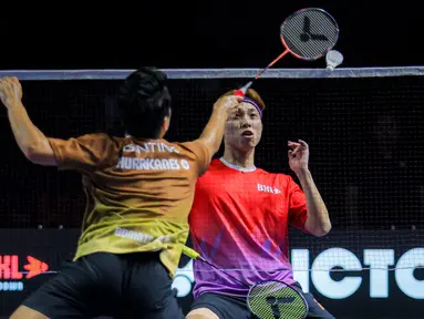 Pebulu tangkis Indonesia, Anthony Ginting (kiri) dari tim Hurricanes mengembalikan kok ke arah pebulu tangkis Jepang, Kodai Naraoka dari tim Rockets dalam laga tunggal putra Badminton XL 2025 di Istora Senayan, Jakarta, Minggu (05/10/2025). (Bola.com/Bagaskara Lazuardi)