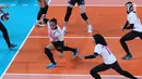 Pevoli putri Indonesia, Aprilia S Manganang (kiri) gagal menahan bola saat melawan Korea pada perempat final voli putri Asian Games 2018 di Tennis Indoor GBK, Jakarta, Rabu (29/8). Indonesia kalah 0-3. (Liputan6.com/Helmi Fithriansyah)