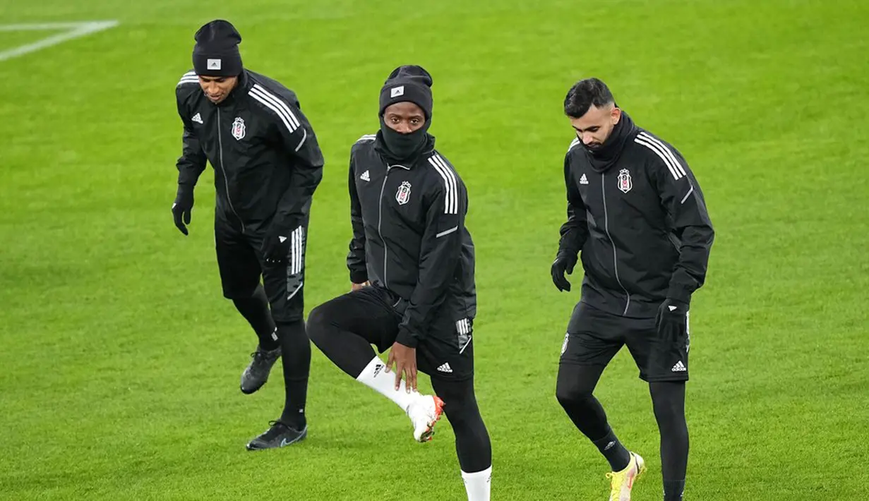 Pemain Besiktas Istanbul Michy Batshuayi (tengah) berlatih saat sesi latihan terakhir jelang menghadapi Borussia Dortmund pada pertandingan Grup C Liga Champions di Dortmund, Jerman, 6 Desember 2021. (AP Photo/Martin Meissner)