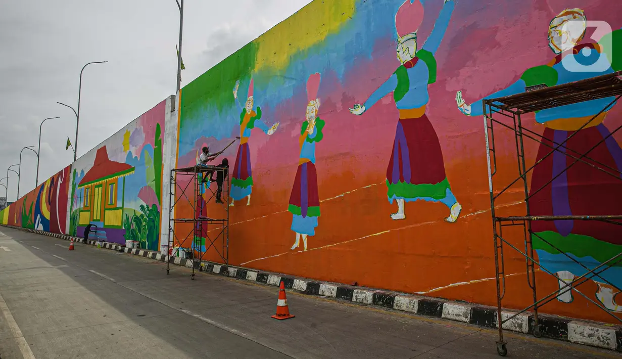 Pekerja menyelesaikan pembuatan mural di Flyover Gaplek, Tangerang Selatan, Rabu (10/3/2021). Konsep muralnya adalah "Tangsel Membangun". (Liputan6.com/Faizal Fanani)