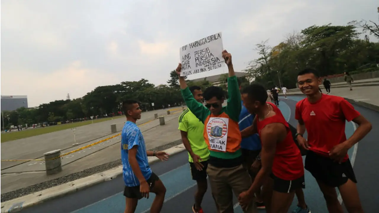 Mengharukan, Aksi 'Peluk Aku' di Bandung Ajak Suporter Berdamai