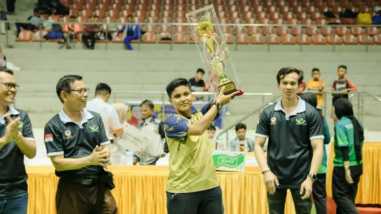Penyerahan piala kepada atlet karate asal Provinsi Riau yang keluar sebagai pemenang.