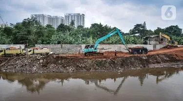 Pekerja menggunakan kendaraan alat berat saat menyelesaikan proyek Normalisasi Sungai Ciliwung di kawasan Cawang, Kramat Jati, Jakarta Timur, Rabu (7/12/2022). Dinas Sumber Daya Air (SDA) DKI Jakarta dan DPRD DKI Jakarta sepakat menganggarkan Rp469,29 miliar untuk program Normalisasi Sungai Ciliwung dalam APBD 2023. (merdeka.com/Iqbal S. Nugroho)