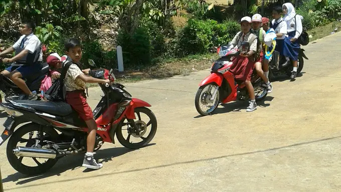 Kacau! Siswa SD di Trenggalek, Jawa Timur ke Sekolah Bawa Motor 