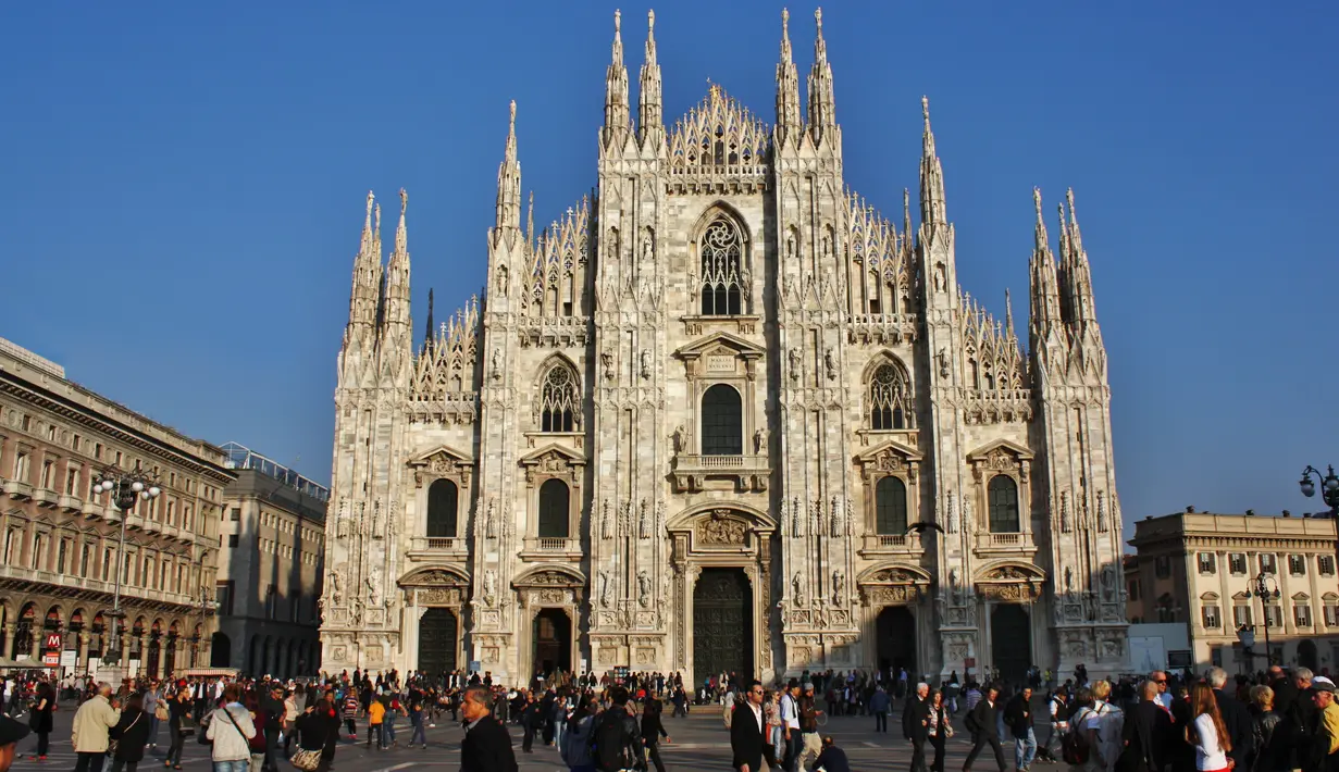 Milan Cathedral (Duomo di Milano), konstruksinya dimulai pada tahun 1386 dan baru selesai pada tahun 1965. Katedral ini memiliki panjang 157 m (515 kaki) dan lebar 92 m (302 kaki), menampung 40.000 orang.( thousandwonders) 