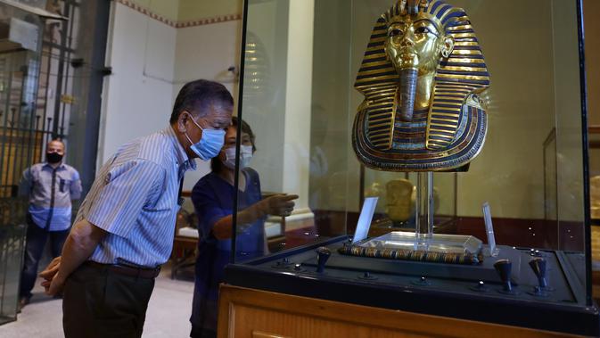 Sejumlah orang mengunjungi Museum Mesir di Kairo, Mesir (1/7/2020). Mesir pada Rabu (1/7) membuka kembali Museum Mesir, Piramida Giza, dan Kuil Luxor untuk kali pertama sejak ditutup akibat COVID-19 pada Maret lalu. (Xinhua/Ahmed Gomaa)