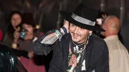 Senyum Johnny Depp saat menghadiri Festival Musik Glastonbury di Cinemageddon, Worthy Farm, Inggris (22/6). The Libertine merupakan film drama Johnny Depp yang dirilis pada Maret 2006. (22/6). (Photo by Grant Pollard/Invision/AP)