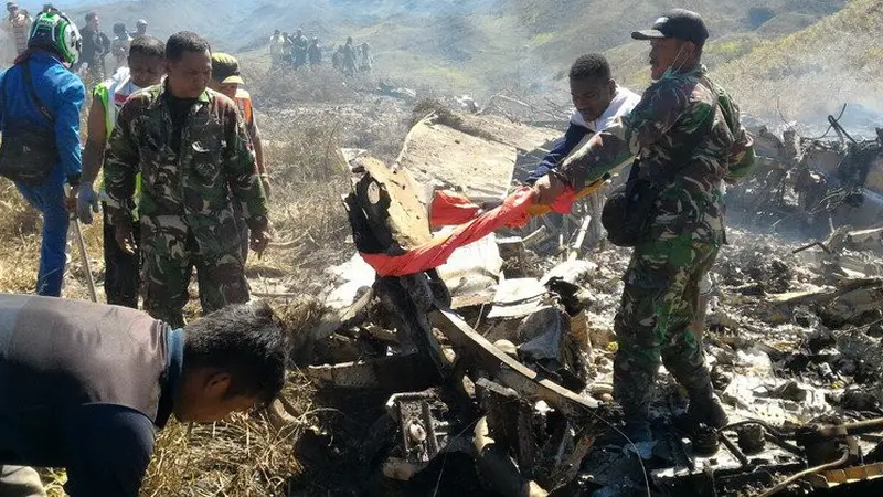 Puing pesawat Hercules TNI yang jatuh di Wamena