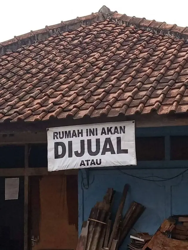 6 Spanduk Jual Rumah dengan Cara Unik Ini Bikin Senyum