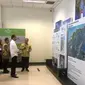 Presiden Jokowi mendapatkan penjelasan tentang maket KEK Tanjung Kelayang, di Bandara Depati Amir, Pangkal Pinang, Babel, Kamis (14/3) pagi. (Foto: Rahmat/Humas Setkab)