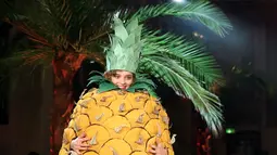 Seorang model membawakan busana berbentuk buah nanas karya Charlotte Olympia dalam Fashion Week Spring/Summer 2017 di London, Inggris, (18/9). (REUTERS/Neil Hall)