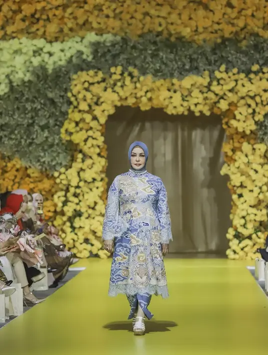 Aktris senior Chintami tampil elegan kenakan gaun batik mega mendung kombinasi lace. (Credits/Tim Muara Bagdja).