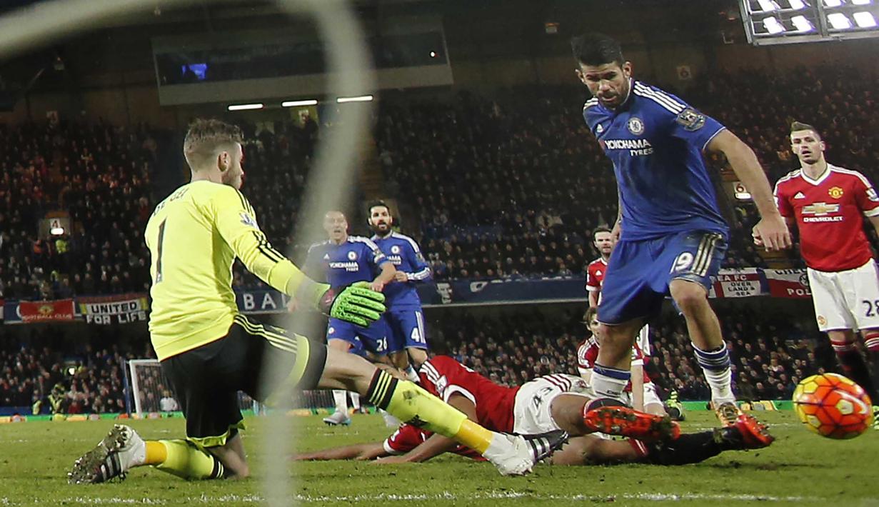  Diego Costa (kanan) mencetak gol setelah mengecoh kiper Manchester United, David de Gea (kiri) pada lanjutan Liga Premier Inggris di Stadion Stamford Bridge, London, Senin (8/2/2016) dini hari WIB.  (AFP/Adrian Dennis) 