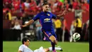 Pemain belakang Manchester United, Luke Shaw (atas) berusaha melewati hadangan Andrea Ranocchia (Inter Milan) dalam laga kedua Guines International Champions Cup di FedExField, (29/7/2014). (REUTERS/Evan Habeeb-USA TODAY Sports) 