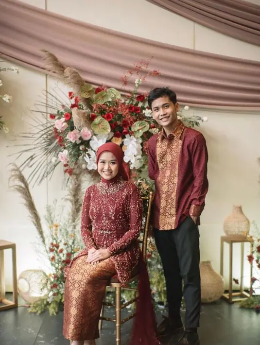 Untuk tampilan bold di momen lamaran, busana lamaran warna merah maroon-emas seperti Bintang Emon dan kekasihnya ini juga tak kalah menarik. (Instagram/bintangemon).