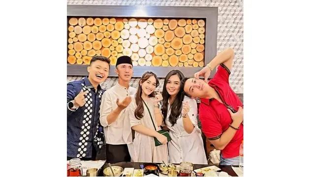 6 Potret Keluarga Ayu Ting Ting dan Lettu Fardhana Buka Puasa Bareng, Penuh Hangat