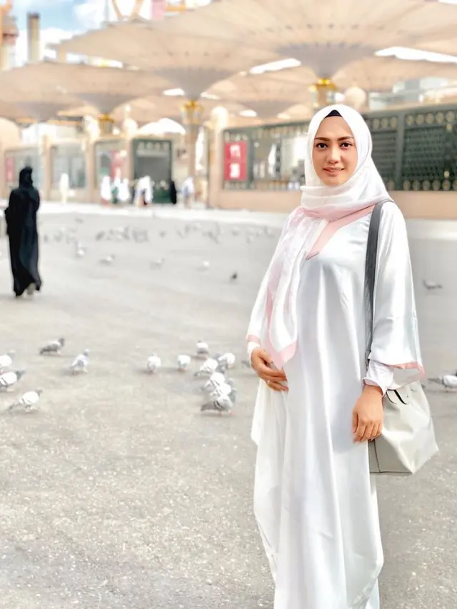 Artis Umroh Saat Hamil