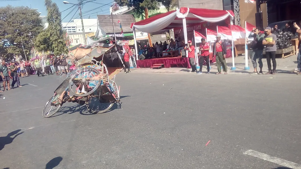 Salah satu aksi berbahaya dalam lomba ketangkasan freestyle tukang becak di Garut, dalam perayaan HUT ke-74 RI