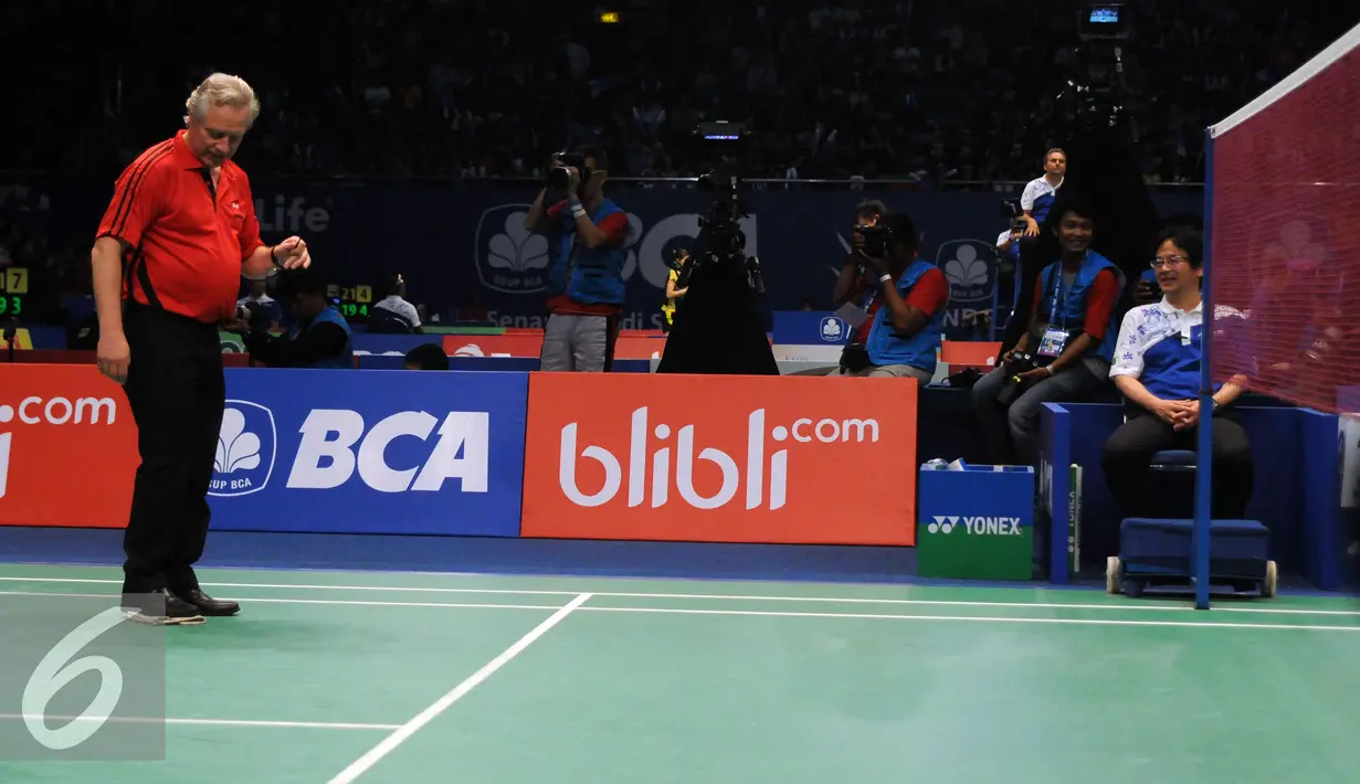 Petugas BWF mengepel lantai saat laga Jonatan Hsu Jen Hao di penyisihan BCA Indonesia Open 2016, Istora Senayan Jakarta, Rabu (1/6/2016). Laga sempat dihentikan akibat atap Istora bocor. (Liputan6.com/Helmi Fithriansyah)