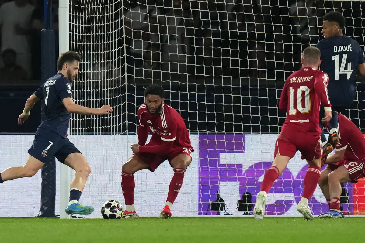 Pemain PSG Khvicha Kvaratskhelia (kiri) pada laga PSG vs Liverpool