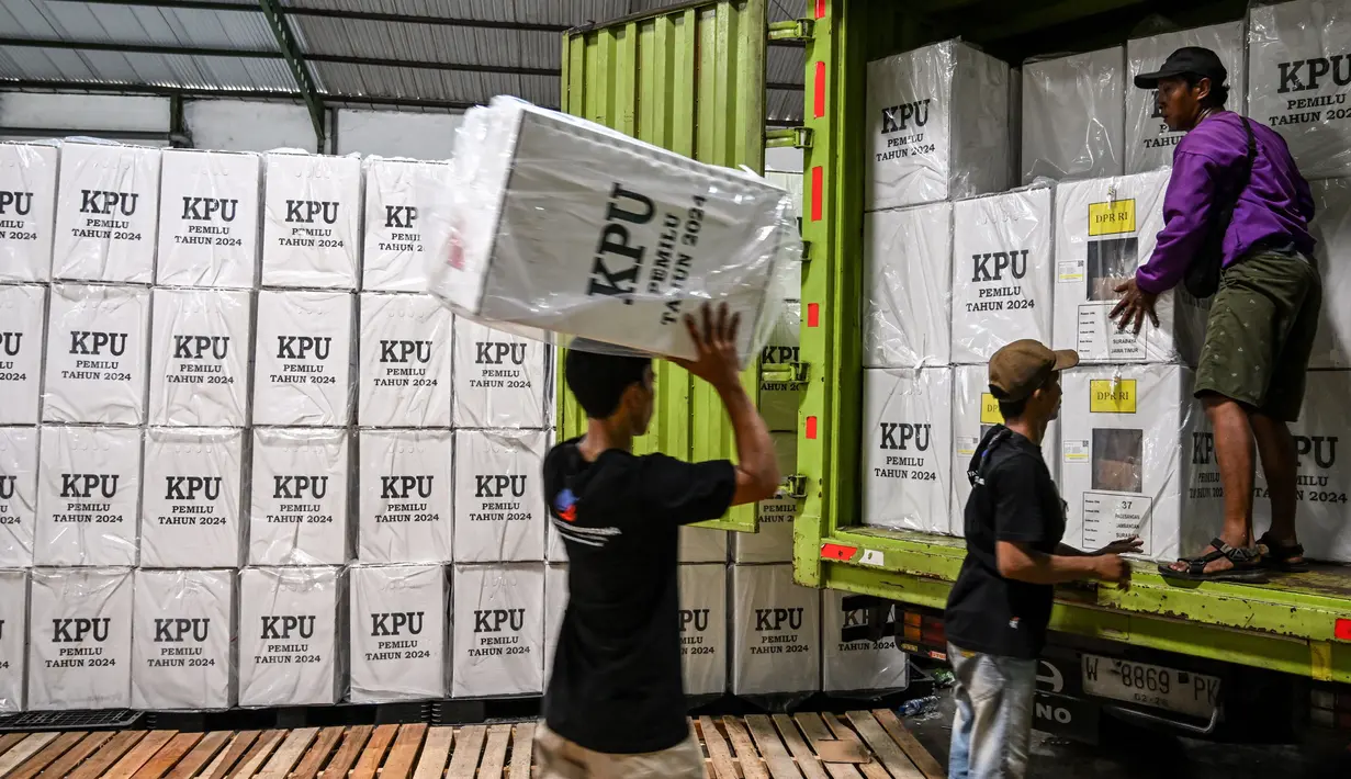 Pendistribusian logistik Pemilu 2024 menggunakan dalam truk. (Juni KRISWANTO/AFP)