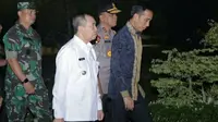 Presiden Joko Widodo didampingi Gubernur Riau Syamsuar ketika mendarat di Pekanbaru untuk memantau Karhutla dan kabut asap. (Liputan6.com/Istimewa/M Syukur)