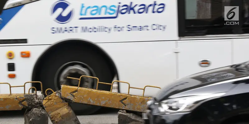 Pembatas Jalur Transjakarta di Jalan Warung Jati Banyak yang Rusak