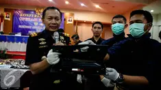 Kepala Kantor Bea Cukai Tanjung Priok Fadjar Donny Tjahjadi memperlihatkan tas yang digunakan sebagai tempat penyimpanan sabu saat acara Konferensi Pers Operasi Bersama Bea Cukai-Polda Metro Jaya di Jakarta, Kamis (11/8). (Liputan6.com/Faizal Fanani)