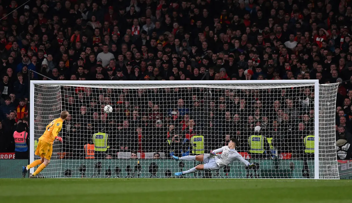 Adu penalti berjalan hingga dua putaran akibat seluruh pemain mampu menjaringkan bola. Kiper Caoimhin Kelleher sebagai penendang ke-11 Liverpool sukses melakukan tugasnya. (AFP/Glyn Kirk)
