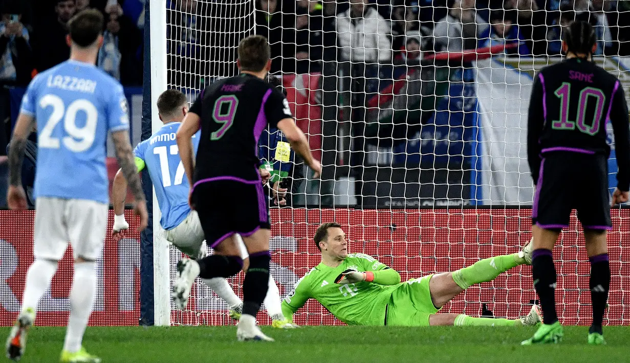 Kiper Bayern Munchen, Manuel Neuer (tengah) gagal menghalau tendangan penalti yang dilesatkan oleh pemain Lazio, Ciro Immobile pada laga leg pertama 16 besar Liga Champions 2023/2024 di Olympic Stadium, Roma, Italia, Kamis (15/02/2024) WIB. (AFP/Filippo Monteforte)