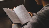 Membaca buku sebelum tidur dapat menjadi aktivitas positif yang dilakukan di malam hari, sebaiknya kamu membiasakan melakukannya (Foto: Unsplash.com/Nathan Aguirre)