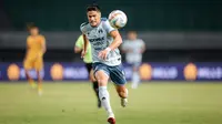 Pemain Persita Tangerang, Ramiro Fergonzi berusaha mengejar bola pada laga lanjutan BRI Liga 1 2023/2024 antara Bhayangkara FC melawan Persita Tangerang di Stadion Patriot Candrabhaga, Bekasi, Minggu (17/12/2023). (Bola.com/Bagaskara Lazuardi)