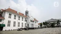 Suasana area Museum Fatahillah yang sepi di kawasan wisata Kota Tua, Jakarta, Sabtu (15/5/2021). Pemerintah Provinsi DKI Jakarta menutup kawasan wisata Kota Tua hingga 16 Mei 2021. (Liputan6.com/Faizal Fanani)