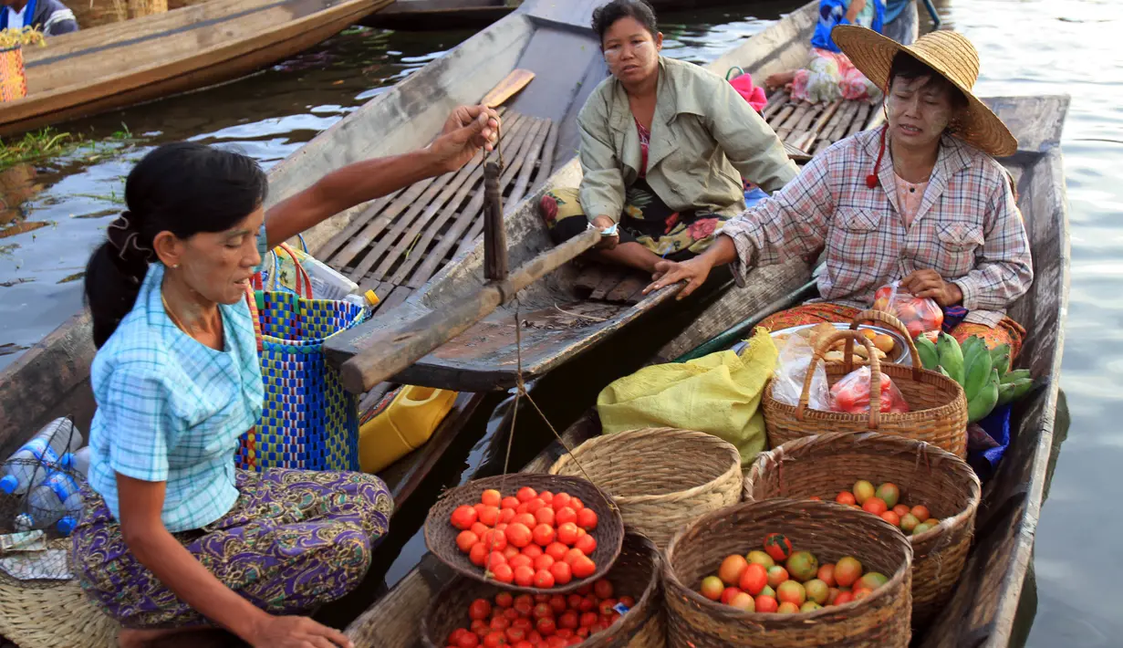 Pasar terapung Inle Lake Myanmar agak sulit dideteksi karena lokasinya berputar di lima tempat, yaitu Nyaungshwe, Heho, Taunggyi, Minethauk dan Shwenyaung  di seputar danau itu mereka menggelar pasar terapung setiap lima hari sekali. (AP Photo)
