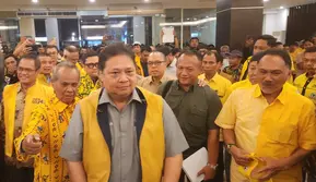 Ketum DPP Partai Golkar, Airlangga Hartarto menghadiri konsolidasi partai Golkar di salah satu hotel kawasan Makassar, Sulawesi Selatan. (Liputan6.com/Dicky Agung Prihanto)