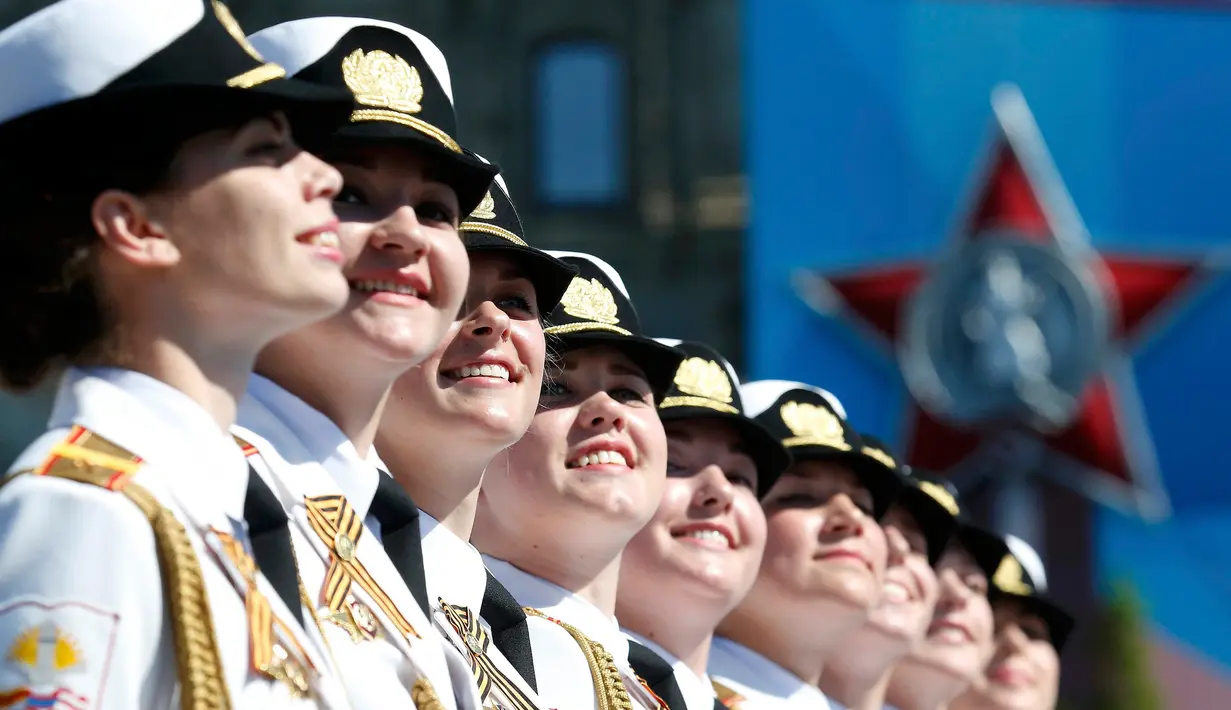 Prajurit wanita Rusia berbaris selama parade Hari Kemenangan menandai ulang tahun ke-71 dari kemenangan atas Nazi Jerman dalam Perang Dunia II, di Lapangan Merah di Moskow, Rusia, (9/5). (REUTERS/Grigory Dukor)