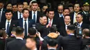 Pemimpin Korea Utara, Kim Jong-un melambaikan tangan setibanya di Stasiun Dong Dang, Lang Son, Selasa (26/2). Kim adalah pemimpin pertama dari Korut yang datang ke Vietnam sejak kakeknya, Kim Il Sung, berkunjung ke negara itu pada 1964. (Nhac NGUYEN/AFP)