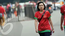 Ketegangan juga terlihat dari wajah suporter wanita jelang laga Indonesia U19 vs Korea Selatan di Stadion GBK Jakarta (Liputan6.com/Helmi Fithriansyah)