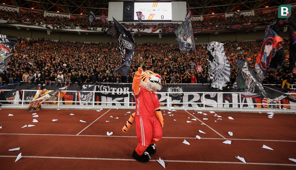<p>Maskot Persija Jakarta, Bang J menari saat laga lanjutan BRI Liga 1 2022/2023 menghadapi PSS Sleman pada laga lanjutan BRI Liga 1 2022/2023 di Stadion Utama Gelora Bung Karno (SUGBK), Senayan, Jakarta, Sabtu (15/04/2023). (Bola.com/Bagaskara Lazuardi)</p>