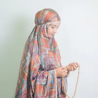 Mukena kekinian untuk tampilan ibadah yang tetap menawan. Khofifah22/Depositphotos)