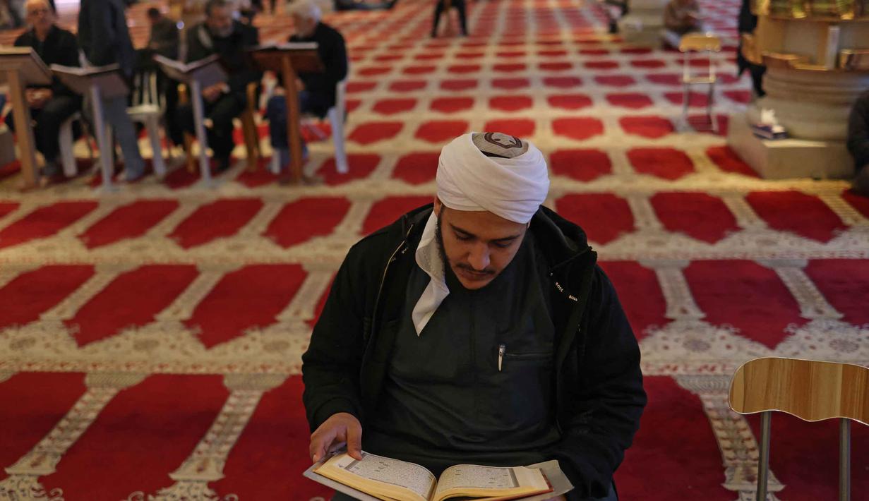 Dengan suasana yang sangat tenang, bertadarus atau berdiam diri di dalam kubah batu menjadi lebih khusyuk. Tampak dalam foto, seorang pria Palestina membaca Al-Quran di dalam Kubah Batu di kompleks Masjid al-Aqsa, Yerusalem menjelang waktu berbuka puasa selama bulan suci Ramadan 1447 Hijriah pada Rabu 25 Februari 2026. (AHMAD GHARABLI/AFP)
