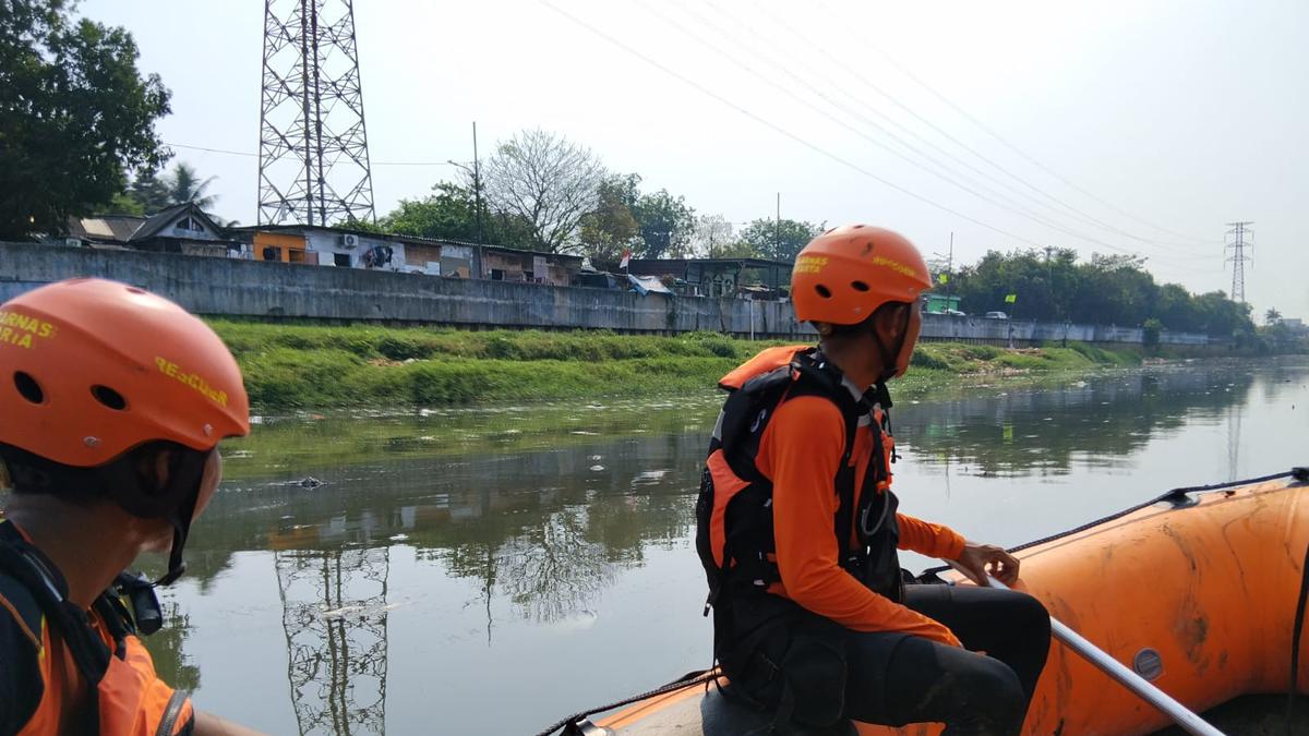 Nekat Terjun Ambil Kunci, Pemuda Hilang di Banjir Kanal Barat