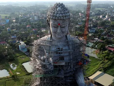 Foto udara pada 18 Mei 2019 memperlihatkan patung Buddha raksasa yang sedang dibangun di pagoda Khai Nguyen di distrik Son Tay, pinggiran Hanoi. Vietnam akan memiliki salah satu patung Buddha terbesar se-Asia Tenggara ketika pembangunannya selesai. (Photo by Manan VATSYAYANA/AFP)
